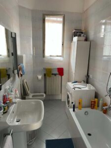 Bagno prima della ristrutturazione di Caterino Costruzioni